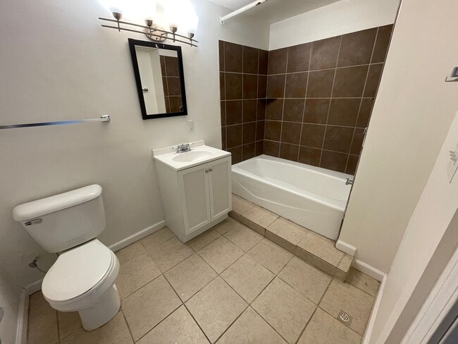 Building Photo - Nice Spacious 3 bd / 3 full bath and 2 hal...