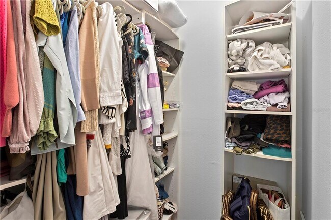 Building Photo - 3023 Pointeview Dr