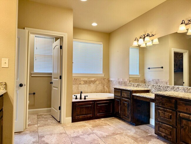 Building Photo - House For Rent