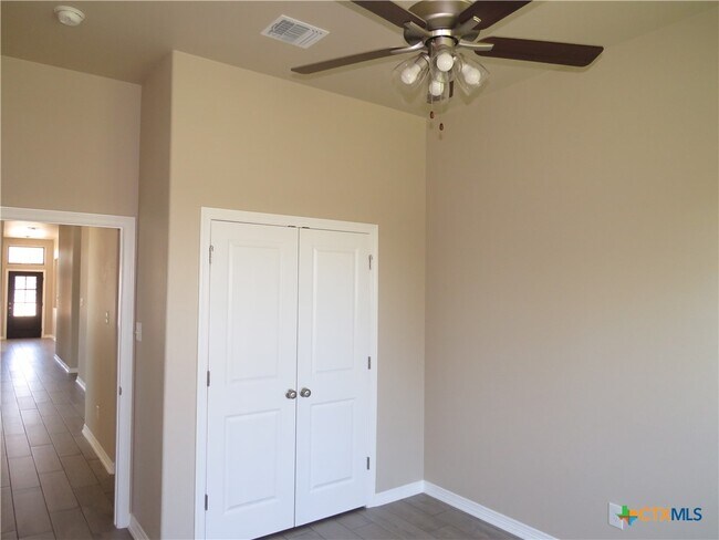 Building Photo - 717 Holstein Dr