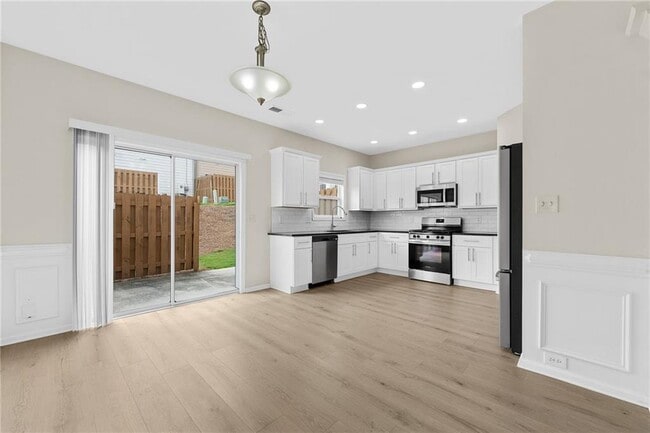 Building Photo - 318 Knelston Oak Dr NE