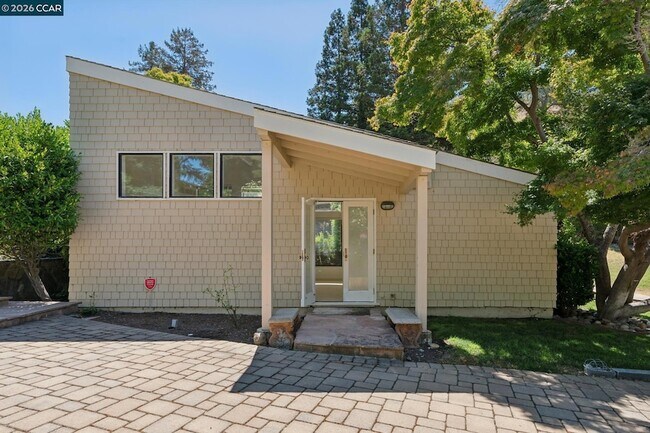 Building Photo - 660 La Casa Via