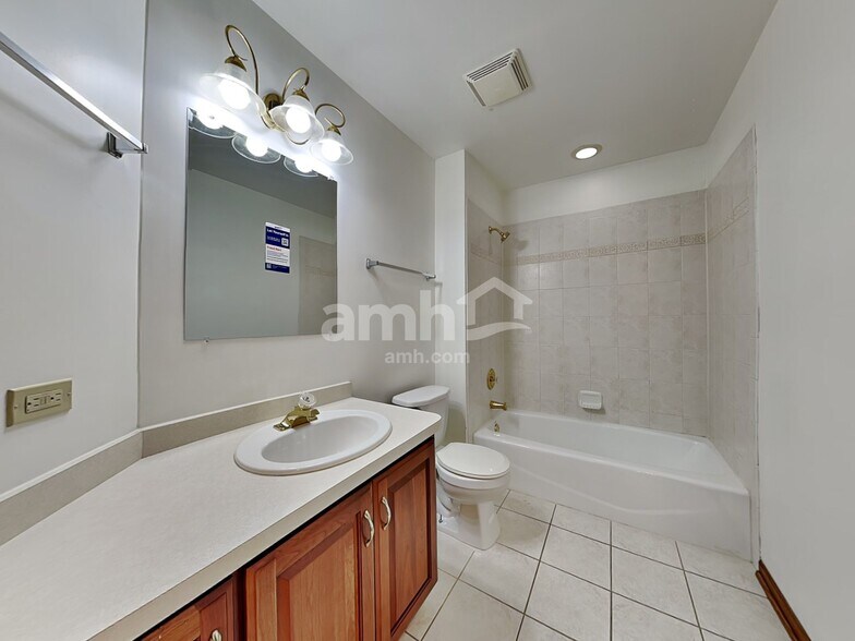 Building Photo - 2815 Sharon Dr