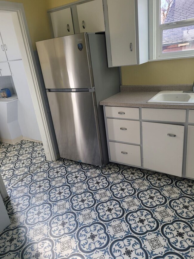 Building Photo - Supper cute 3 bedroom 1 bath house. This house has lots of charm.  The upstairs is one big bedroo...