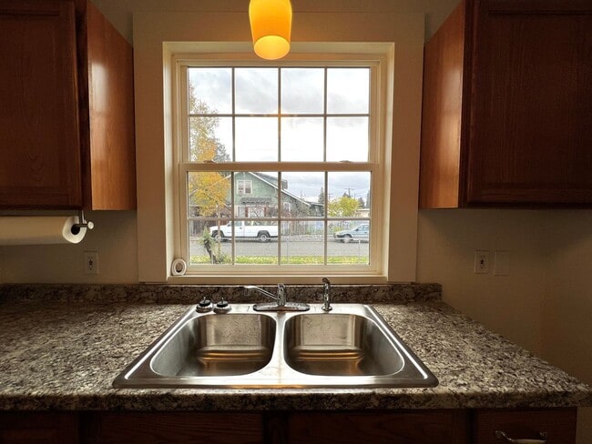 Building Photo - Non refundable and security deposit total:...