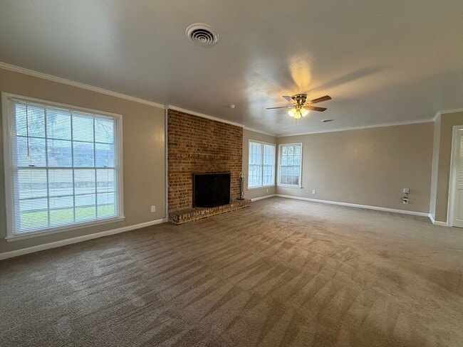 Building Photo - AVAILABLE NOW 2 BEDROOM 2 BATH DUPLEX IN TCU AREA