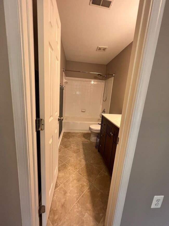 Building Photo - STAFFORD HOME - LARGE 5 BEDROOMS!