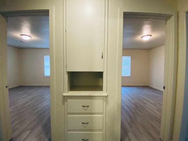 Building Photo - Charming 4 bedroom 1 bathroom- Ready to be leased Now!