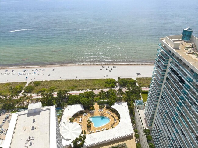 Building Photo - 5055 Collins Ave