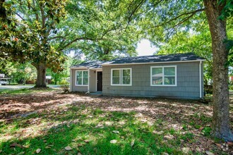 Building Photo - ** 3 Bed 1 Bath located in Forrest Hills *...