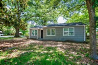 Building Photo - ** 3 Bed 1 Bath located in Forrest Hills *...