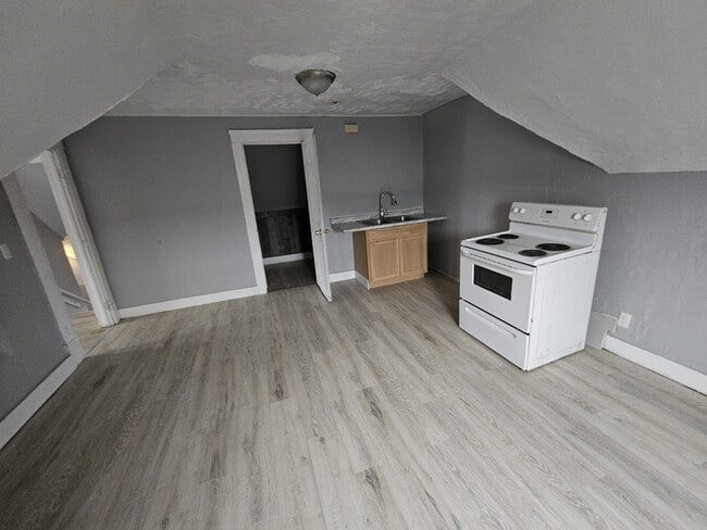 Building Photo - 10602 Earle Ave