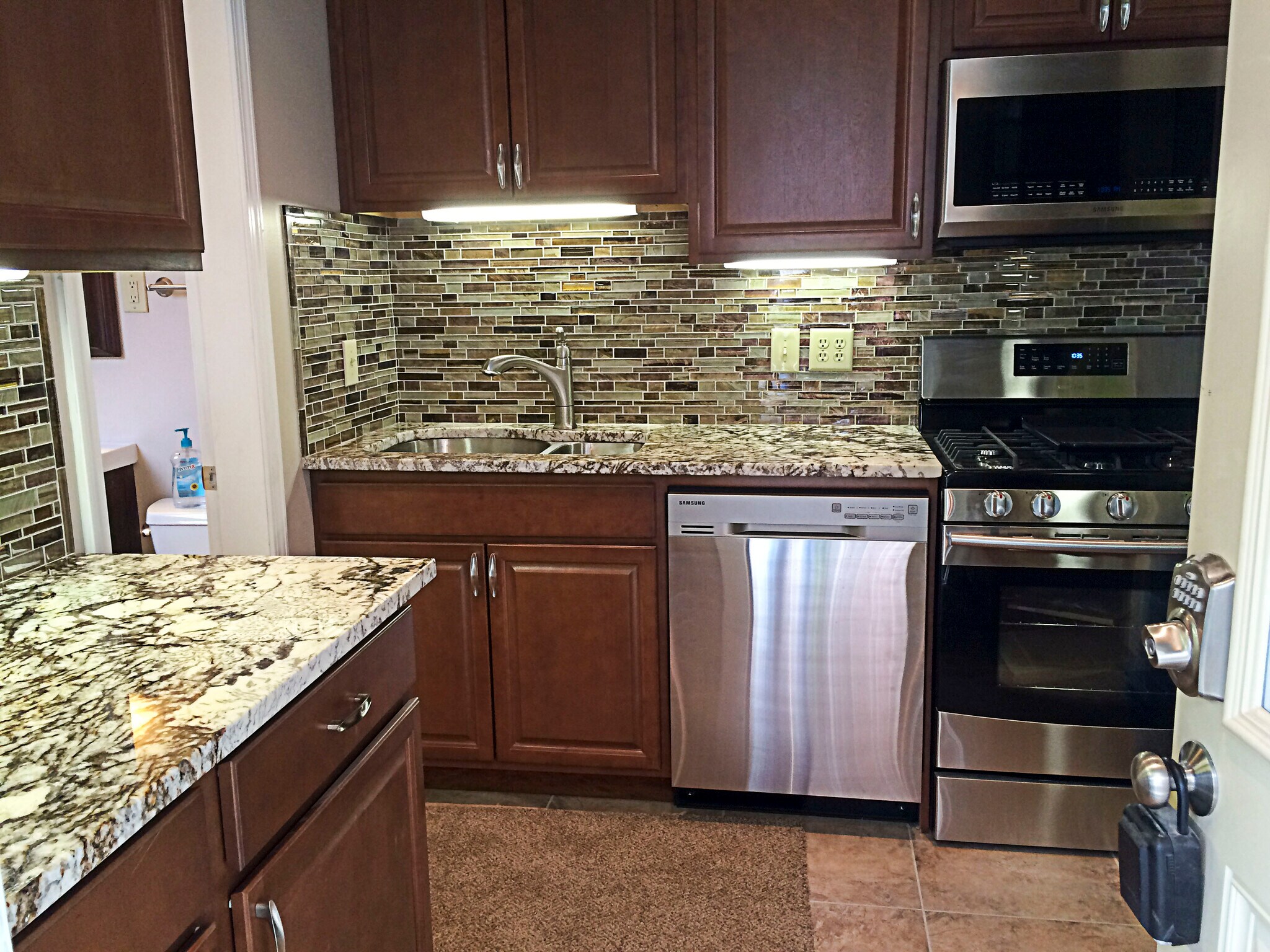 Kitchen - 1374 Summit St