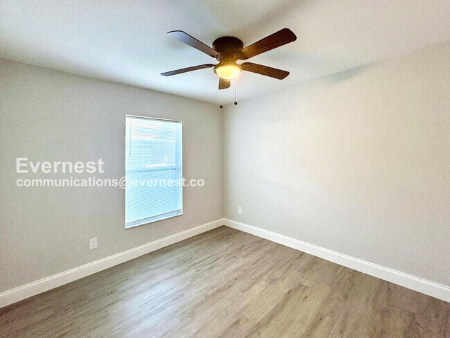 Building Photo - 4 Bed/2 Bath Home with Driveway / Availabl...