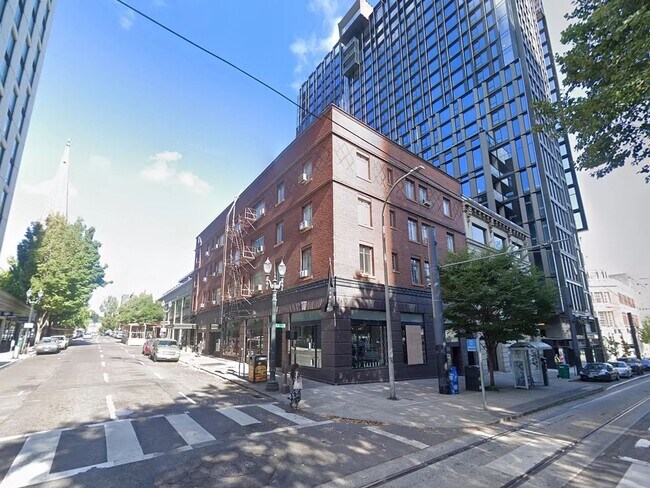 Building Photo - Cool & Chic Downtown Flat with A/C Comfort!