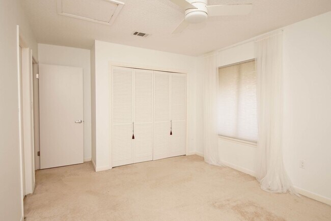 Building Photo - Bluewater Bay Townhome - 6 month lease Only