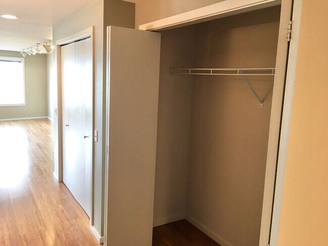 Building Photo - Gorgeous Queen Anne View Condo