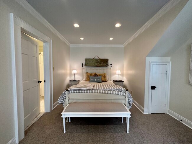 Building Photo - 3027 Chestnut St