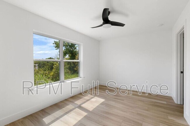 Building Photo - 1241 N Avondale Cir