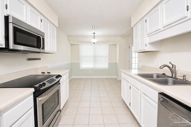 Building Photo - 10609 Creek Ridge Dr