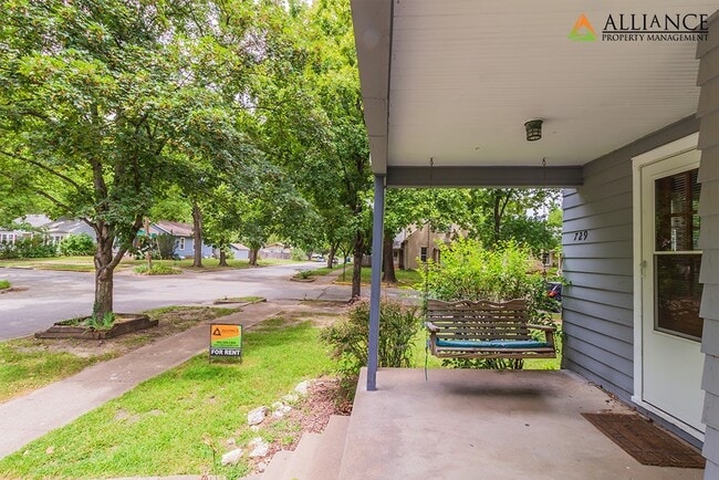 Building Photo - 729 Thurston St