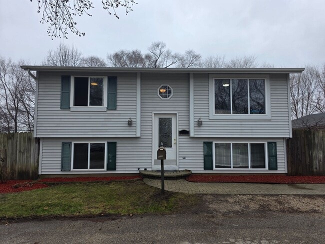 Building Photo - Updated 3 bedroom Kenosha home