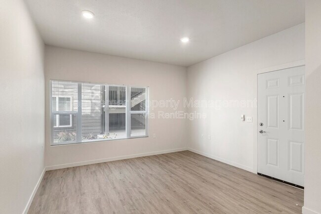 Building Photo - 6020 N Astor St