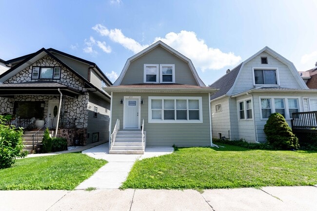 Primary Photo - 4717 W Berteau Ave