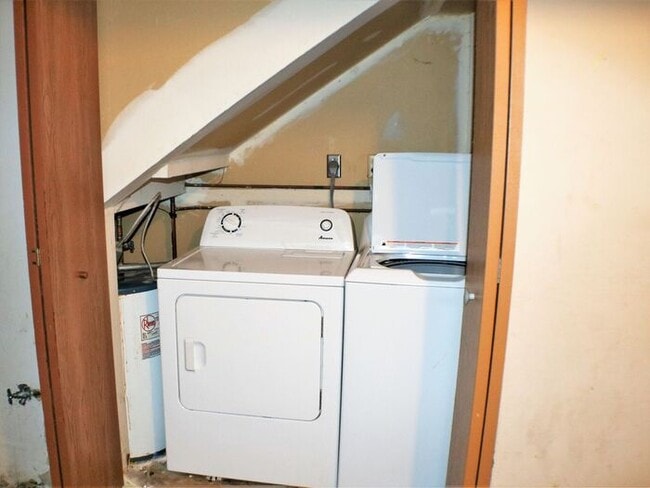 Building Photo - $1,375 | 3 Bedroom, 2.5 Bathroom Town Home...