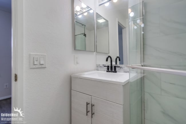 Building Photo - Updated 2Bdm 2Ba Condo in Windsor Chalet C...