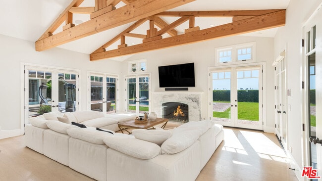 Building Photo - 6815 Dume Dr