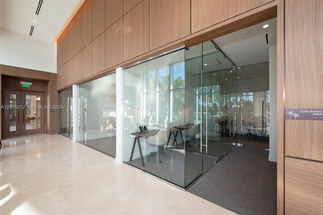 Building Photo - 2411 Laguna Cir