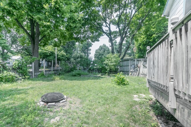 Building Photo - 1305 E Dayton St