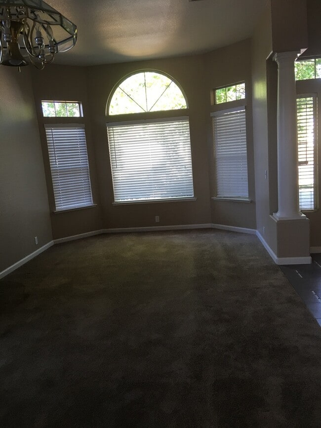 Building Photo - 4x2 Single Story in Great Location!