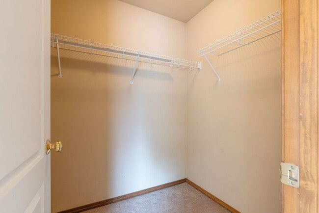 Building Photo - 3 Bedroom Home with a 3 Car Garage in Deer...