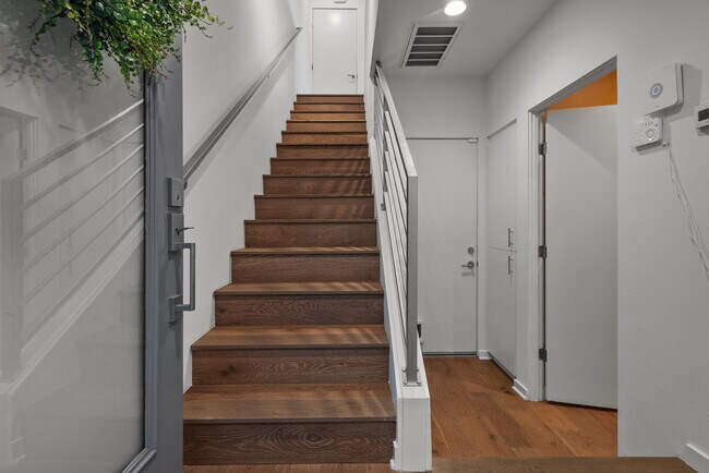 Building Photo - 4831 Craner Ave