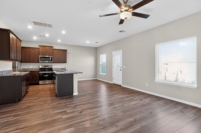 Building Photo - Spacious 4BR/2.5BA Home in El Reno — 2,213 Sq Ft, Move-In Ready
