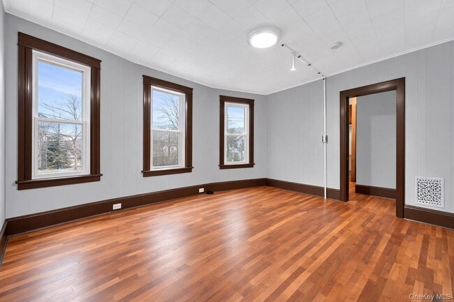 Building Photo - 148 Winnikee Ave