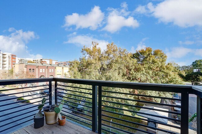 Building Photo - (Coming Soon) 1 Bedroom South End Condo!