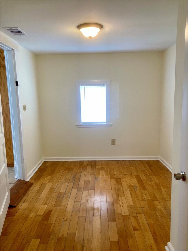 Building Photo - 817 10th St