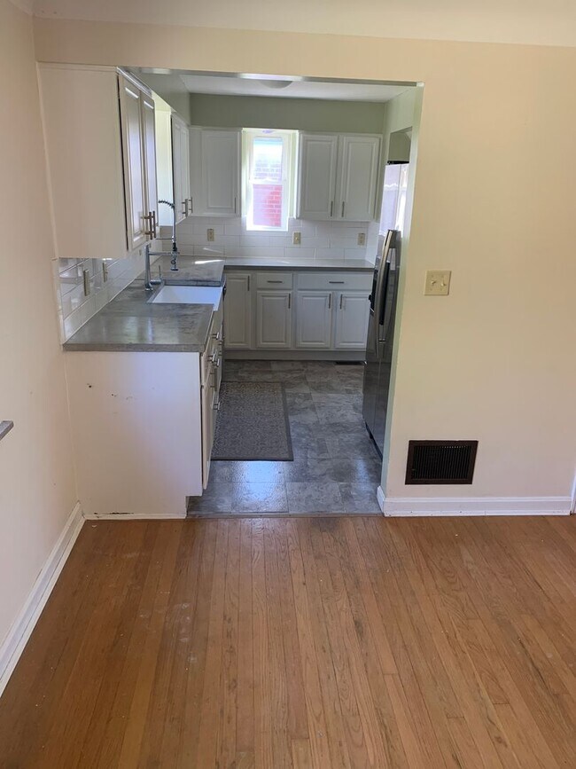 Building Photo - Lovely Ranch Home with Hardwood Floors and...