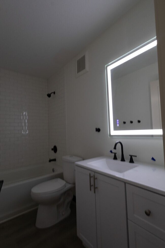 Building Photo - $1,450 / 2br - 560ft2 - RENOVATED 2BD, 1BA...