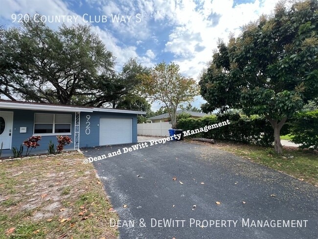 Building Photo - 920 Country Club Way S