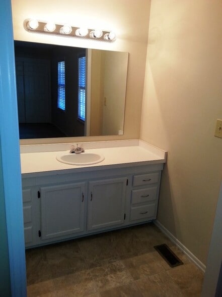Master bath - 910 Dolphin Ct