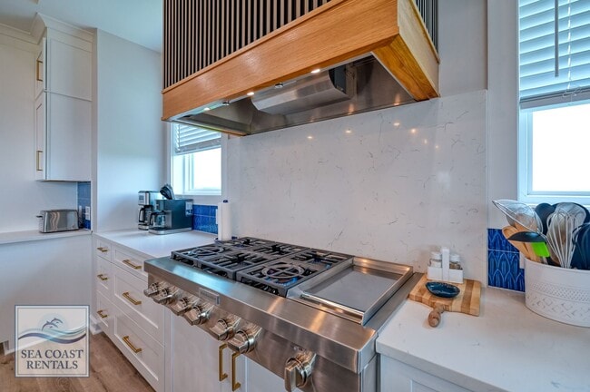 Building Photo - OFF-SEASON MONTHLY RENTAL - IT'S A BIG DILL!!