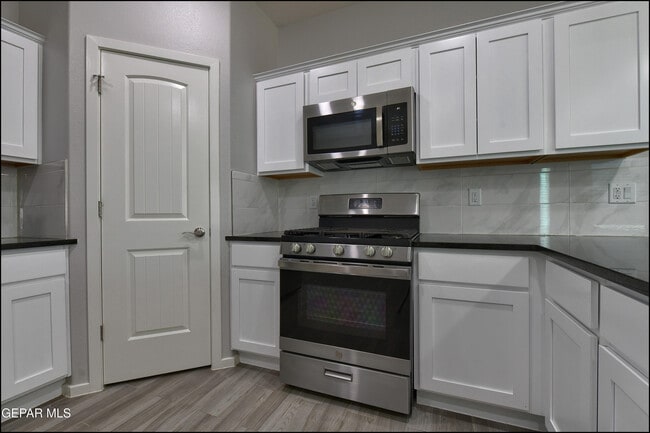 Building Photo - 552 Logwood Ave