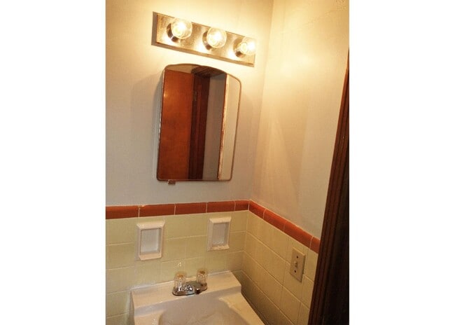 Interior Photo - 415 Probasco St