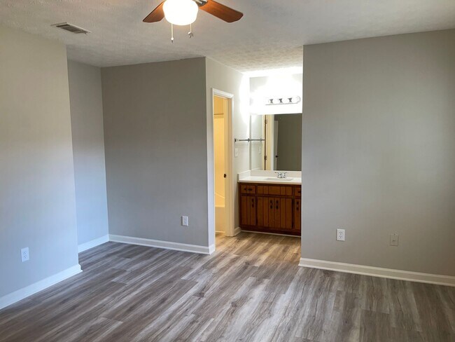 Building Photo - 5870 Sheldon Ct
