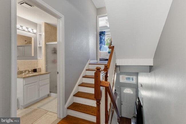 Building Photo - 714 Medina St