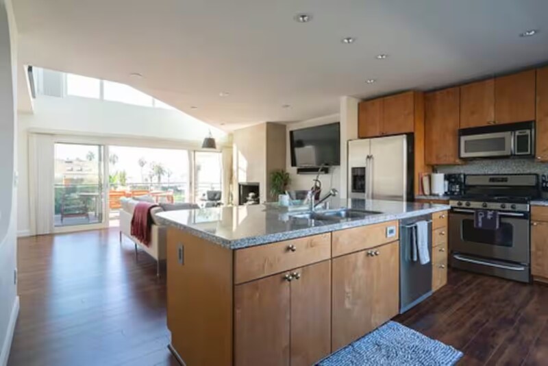 Building Photo - 6672 Vista Del Mar